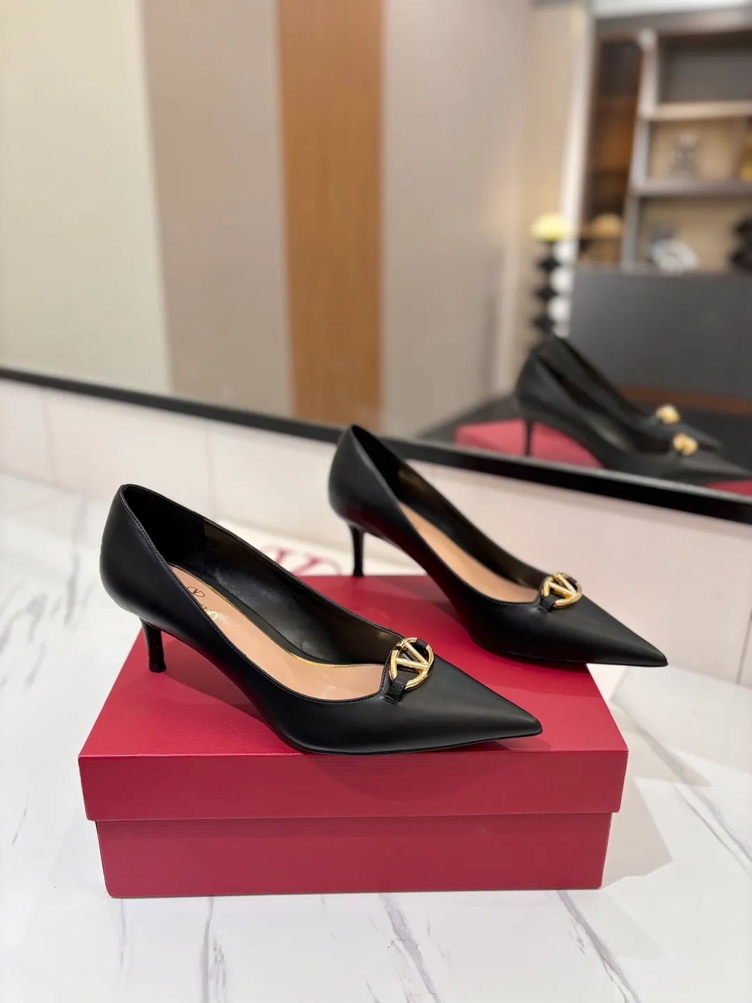 💕💕Factory direct selling price p520💕💕 VALENTINO’s hottest new high-heeled shoes, latest logo buckle, perfect combination with sexy pointed toe❤️‍🔥❤️‍🔥❤️‍🔥❤️‍🔥It is simply the pinnacle of summer fashion💖💖💖💖original replica Upper: patent leather, subleather Outsole: Italian leather outsole Heel height: 6.5cm Size: 35-39 (40 41 42 customized, non-refundable and non-exchangeable)